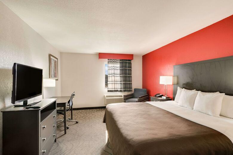 Hotel Clarion Inn & Suites