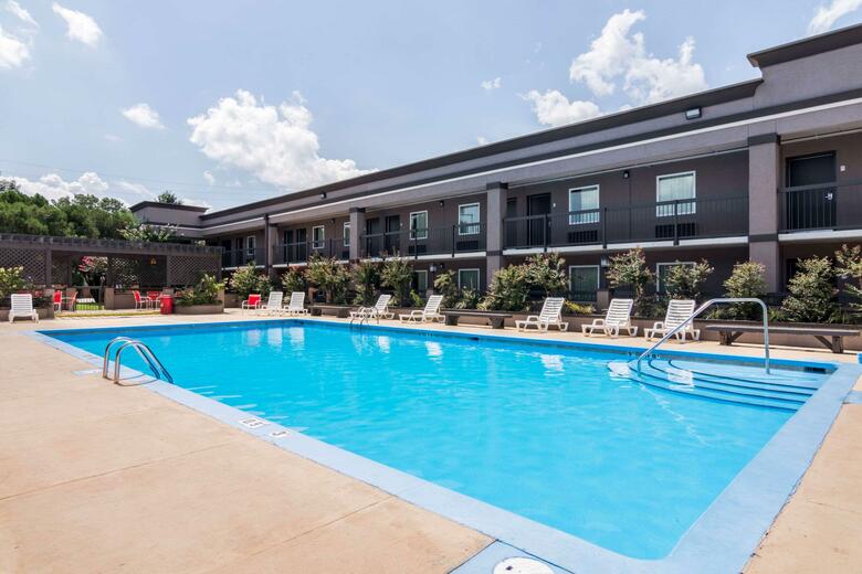 Hotel Clarion Inn & Suites