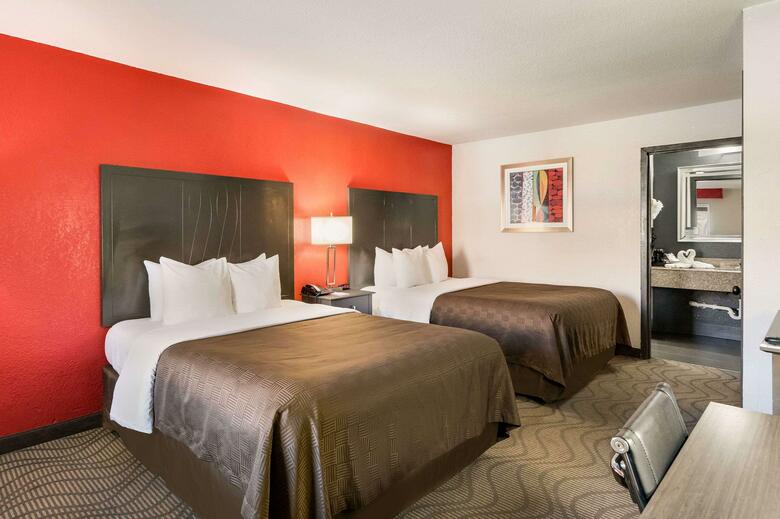 Hotel Clarion Inn & Suites