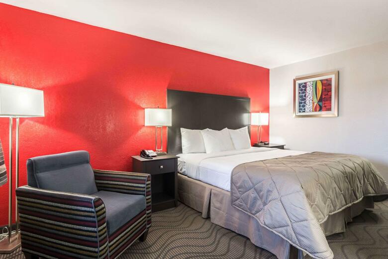 Hotel Clarion Inn & Suites