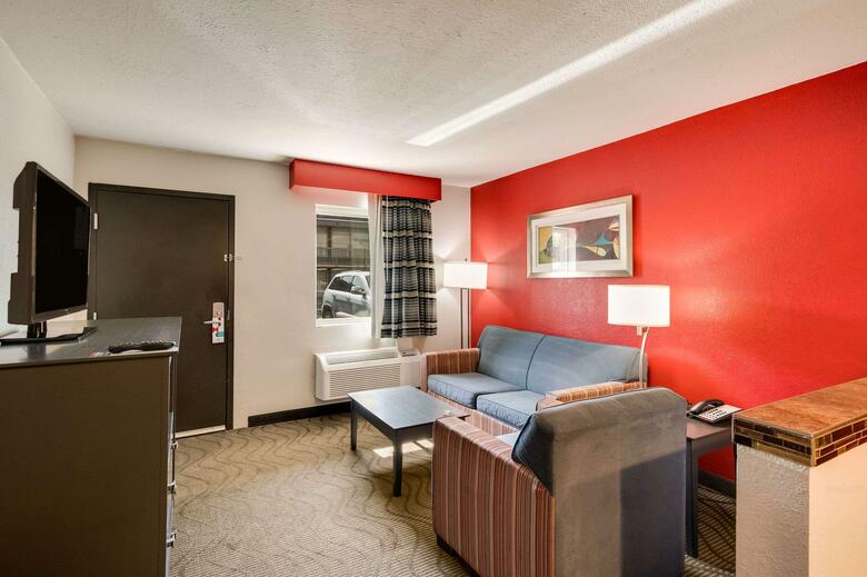 Hotel Clarion Inn & Suites