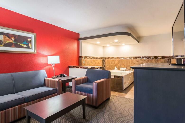 Hotel Clarion Inn & Suites