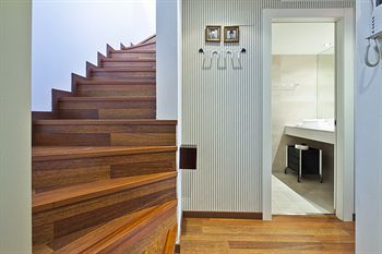 Inside Barcelona Apartments Mercat