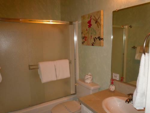 Two-bedroom Plus Den Premier Unit #30 By Escape For All Seasons