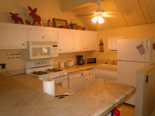 Two-bedroom Plus Den Premier Unit #31 By Escape For All Seasons
