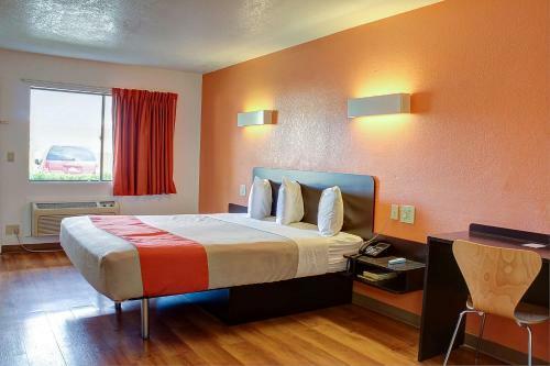 Motel 6-bishop, Ca