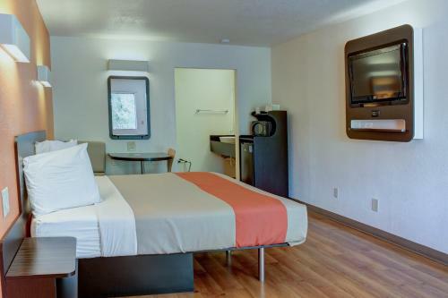 Motel 6-bishop, Ca