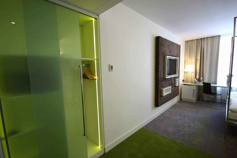 Hotel Pure White