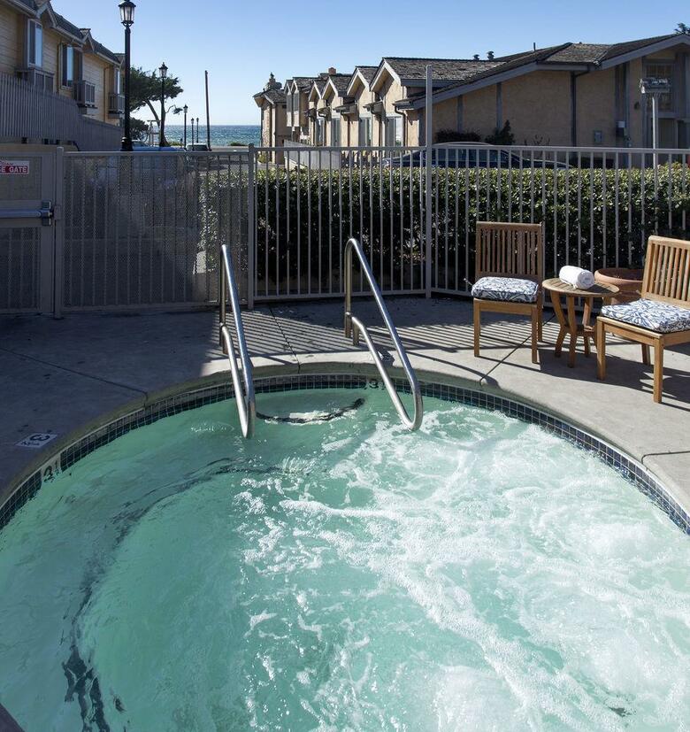 Hotel Pelican Inn & Suites