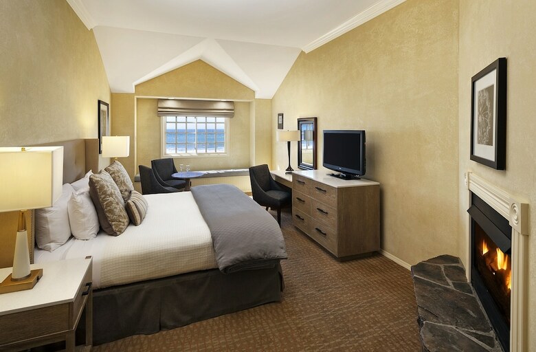 Hotel Pelican Inn & Suites