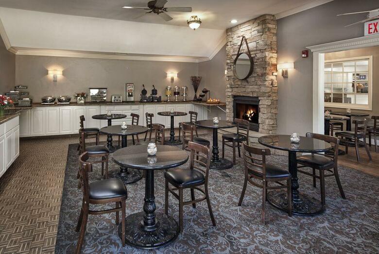 Hotel Pelican Inn & Suites