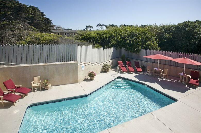Hotel Pelican Inn & Suites