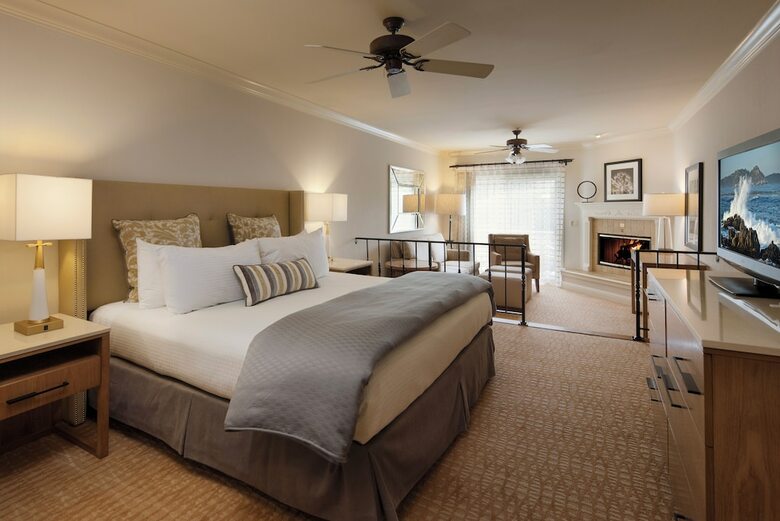 Hotel Pelican Inn & Suites