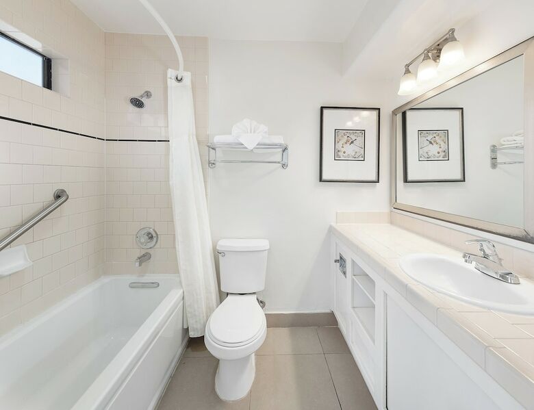 Hotel Pelican Inn & Suites
