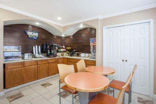 Motel Travelodge Highway 41