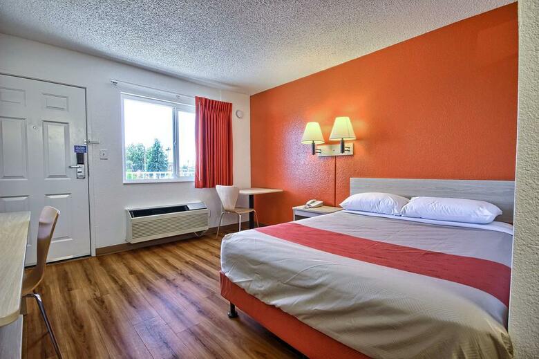 Motel 6 Fresno - Blackstone South