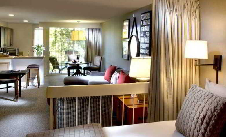 Le Parc Suites Hotel
