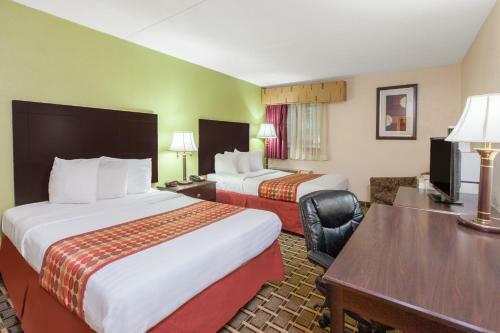 Hotel Days Inn And Suites Madison Heights
