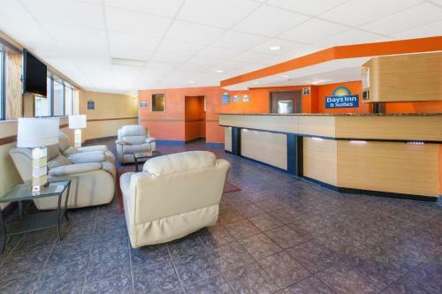 Hotel Days Inn And Suites Madison Heights