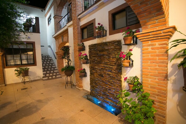 Hotel Casa De Vino