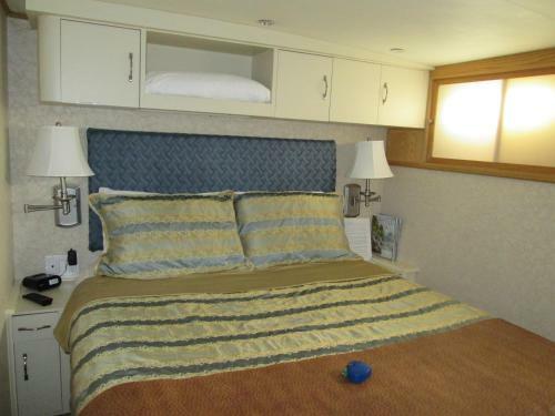 Ocean Romance Dockside Bed & Breakfast Yacht