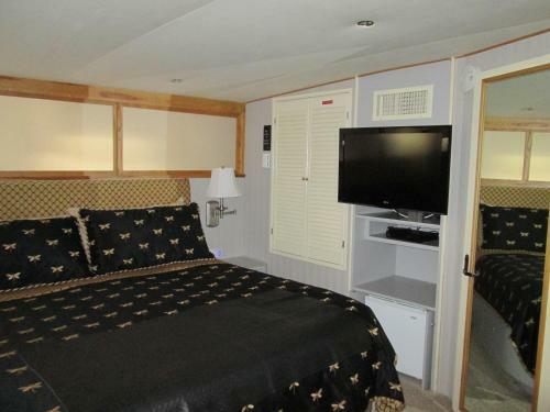 Ocean Romance Dockside Bed & Breakfast Yacht