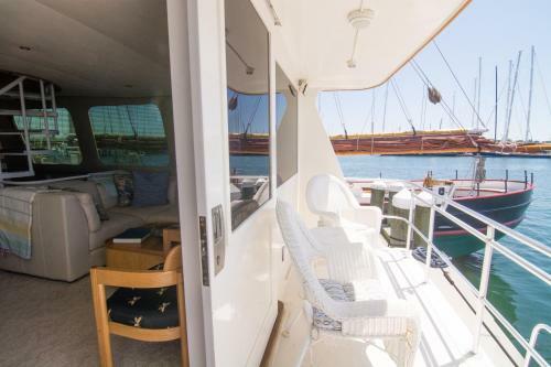 Ocean Romance Dockside Bed & Breakfast Yacht