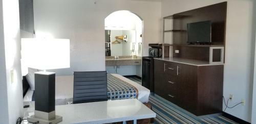 Motel Oaks Lodge And Suites