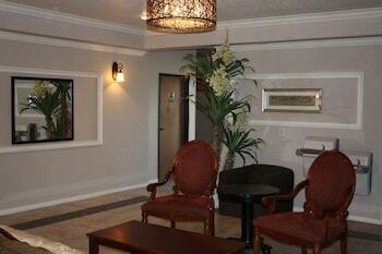Hotel Roomy Inn & Suites