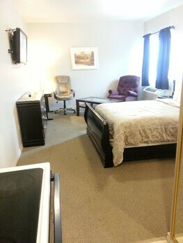 Hotel Roomy Inn & Suites