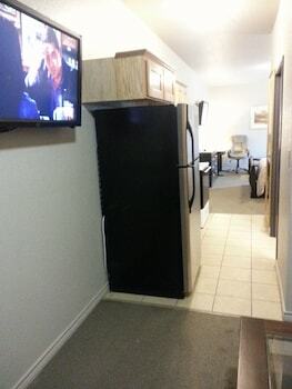 Hotel Roomy Inn & Suites