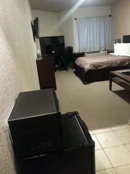 Hotel Roomy Inn & Suites