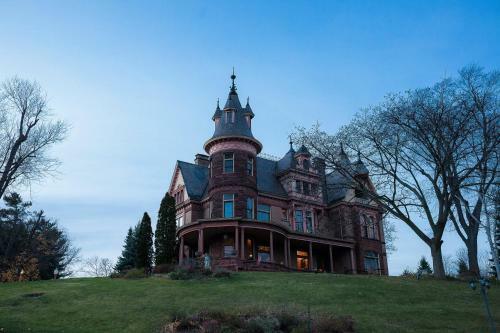 Henderson Castle Inn Bed & Breakfast