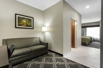 Hotel Quality Suites At Carolina Place Mall