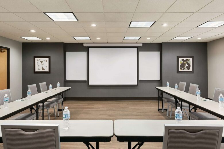 Hotel Wingate By Wyndham Cincinnati Blue Ash