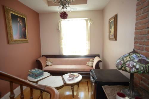 Naomi's Inn Bed & Breakfast