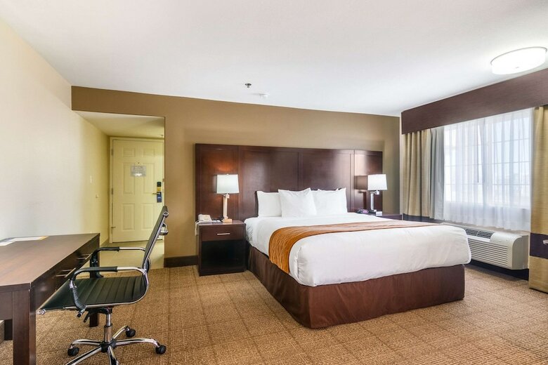 Hotel Comfort Inn & Suites