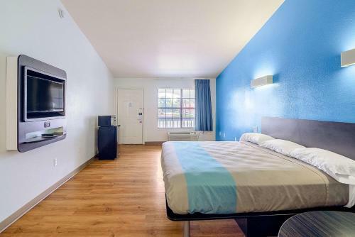 Motel 6 Canton