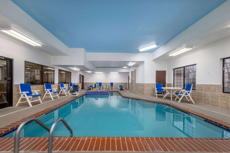 Hotel Comfort Suites Pratt
