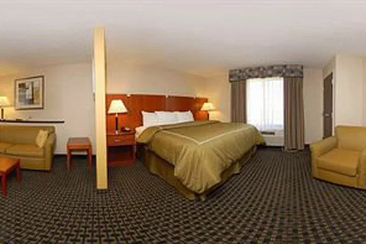 Hotel Comfort Suites Pratt