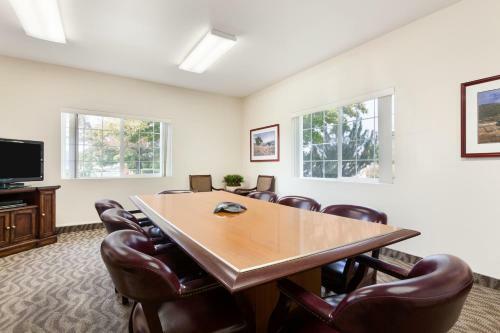 Hotel High Country Inn - Susanville