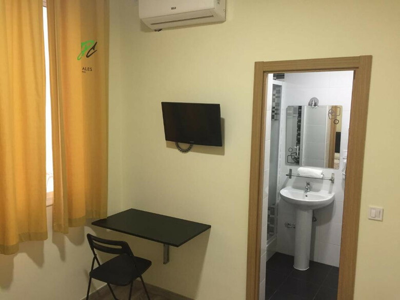 Hostal Jqc Rooms