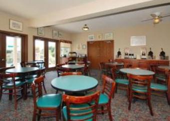 Hotel Fireside Inn & Suites