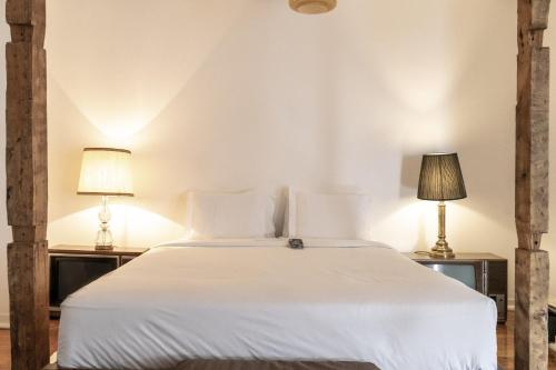 Hostal The Independente Suites & Terrace