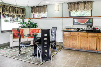 Econo Lodge Clarks Summit