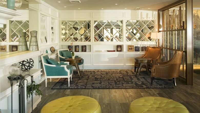 Lakehouse Hotel And Resort