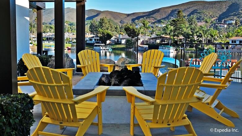Lakehouse Hotel And Resort