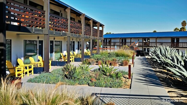 Lakehouse Hotel And Resort