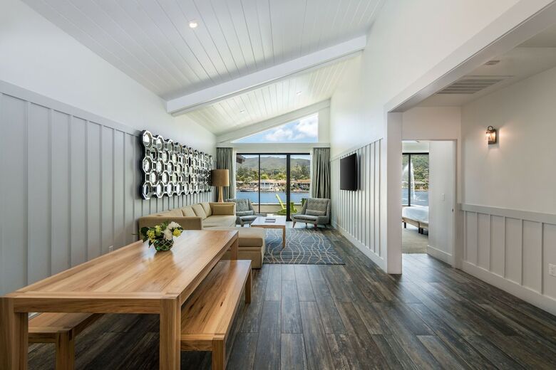 Lakehouse Hotel And Resort