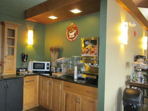 Hotel Americinn West Bend